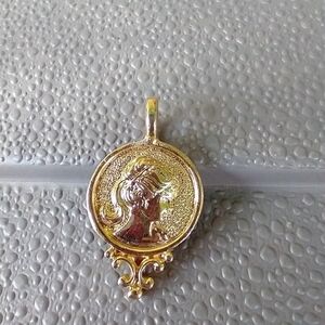 Women's reversible gold tone cameo pendant.